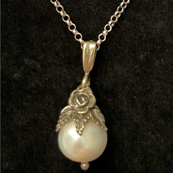 Beautiful Necklace and Earring Set, 🌹 roses. Unsure metal type - Picture 2 of 6